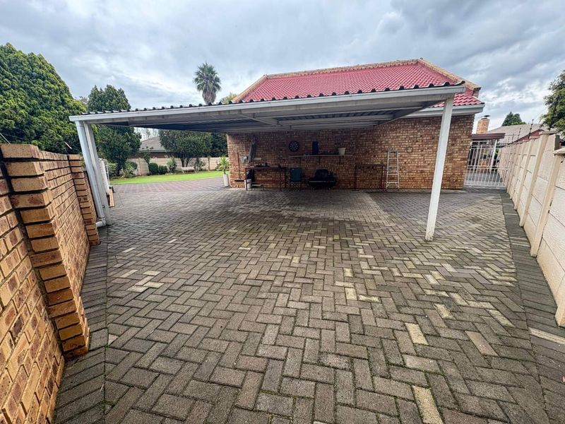 Immaculate Family Home with Exceptional Features & Dream Backyard - Photo 4