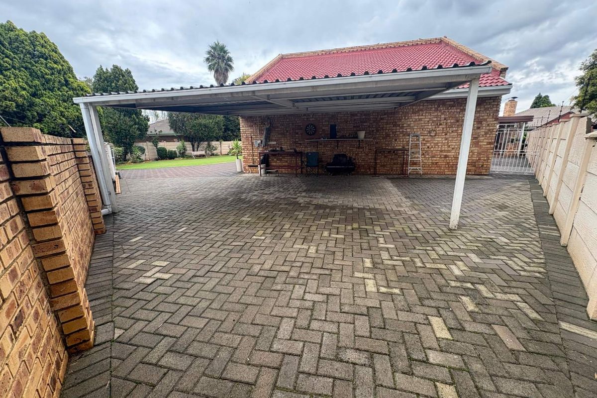 Immaculate Family Home with Exceptional Features & Dream Backyard - Photo 4