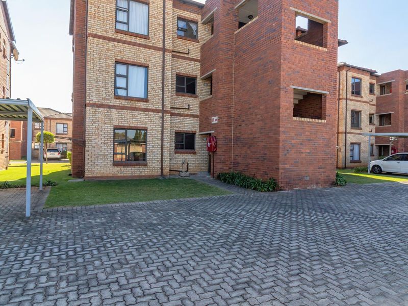 2 BEDROOM 2 BATHROOM APARTMENT WITH LOW LEVIES. - Photo 1