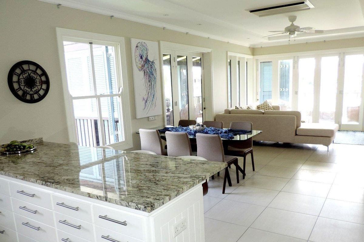 Exquisitely presented and immaculately kept top floor corner unit with wrap around views - Photo 3