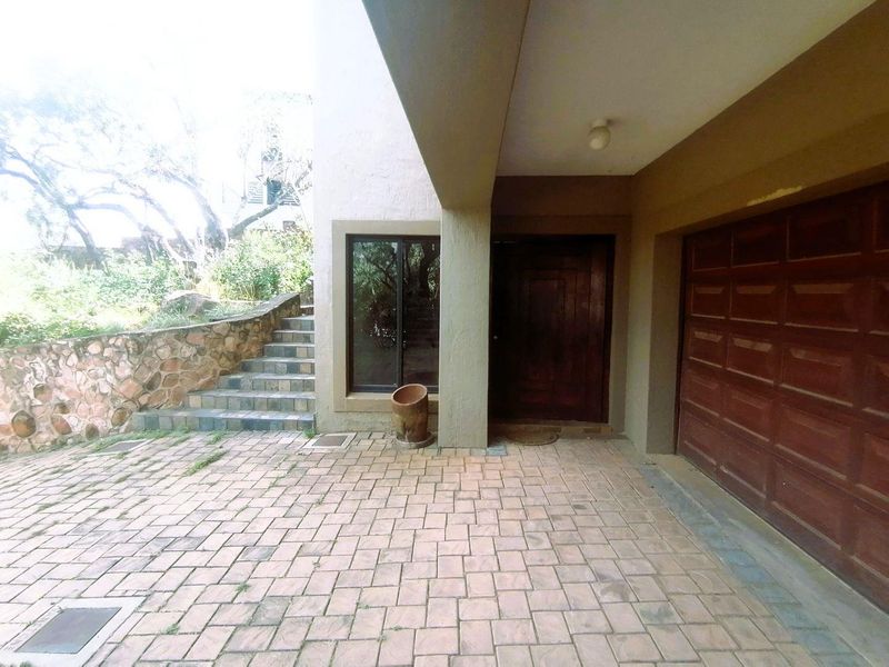 Exclusive Trible storey 4-Bedroom Home in a Secure Estate - Photo 3