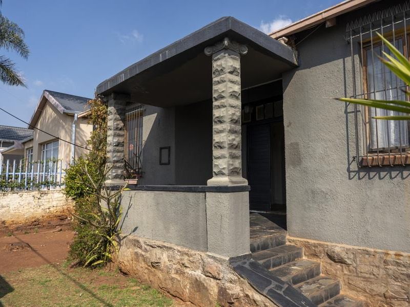 CHARMING 3-BEDROOM HOME IN KENSINGTON - Photo 2