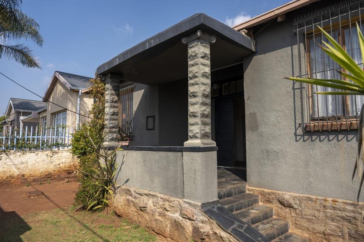 CHARMING 3-BEDROOM HOME IN KENSINGTON - Photo 2