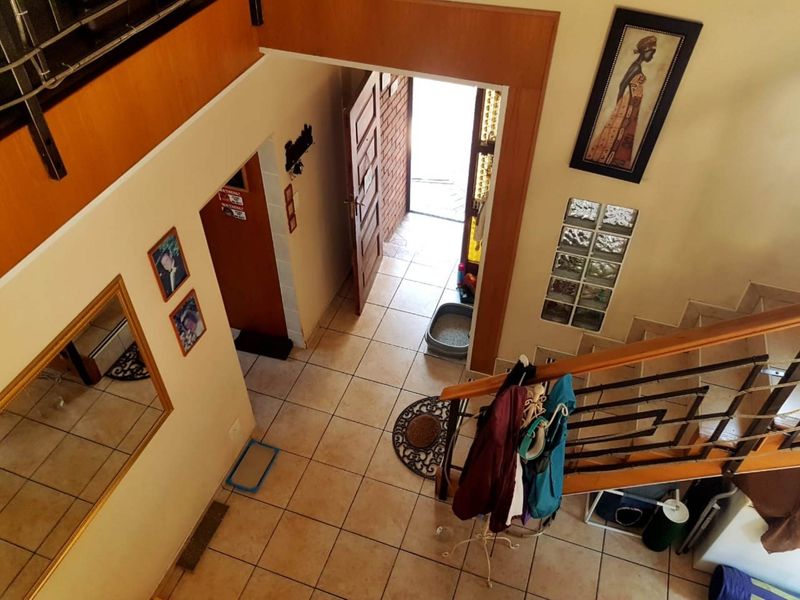 Spacious Six-Bedroom Family Home with Pool and Granny-Flat - Photo 7