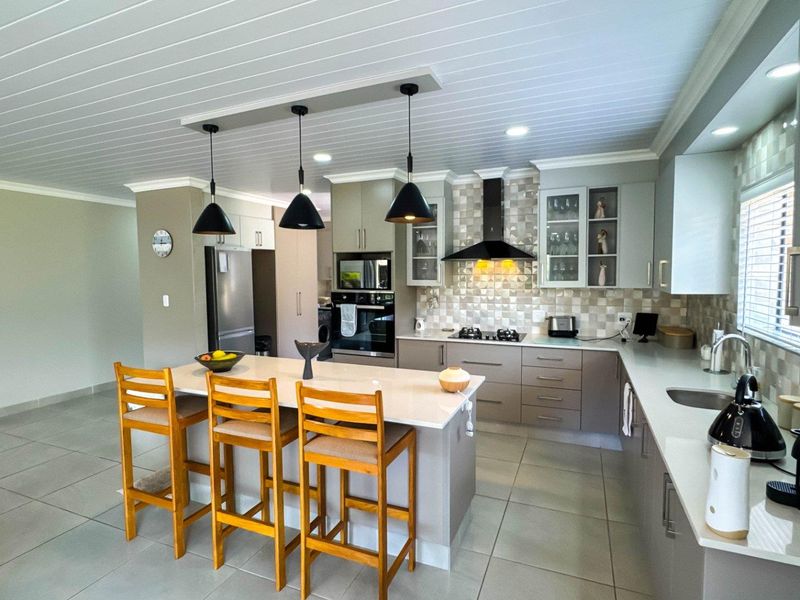 Coastal Living Redefined: Spacious Duet with Scenic Vistas! - Photo 3