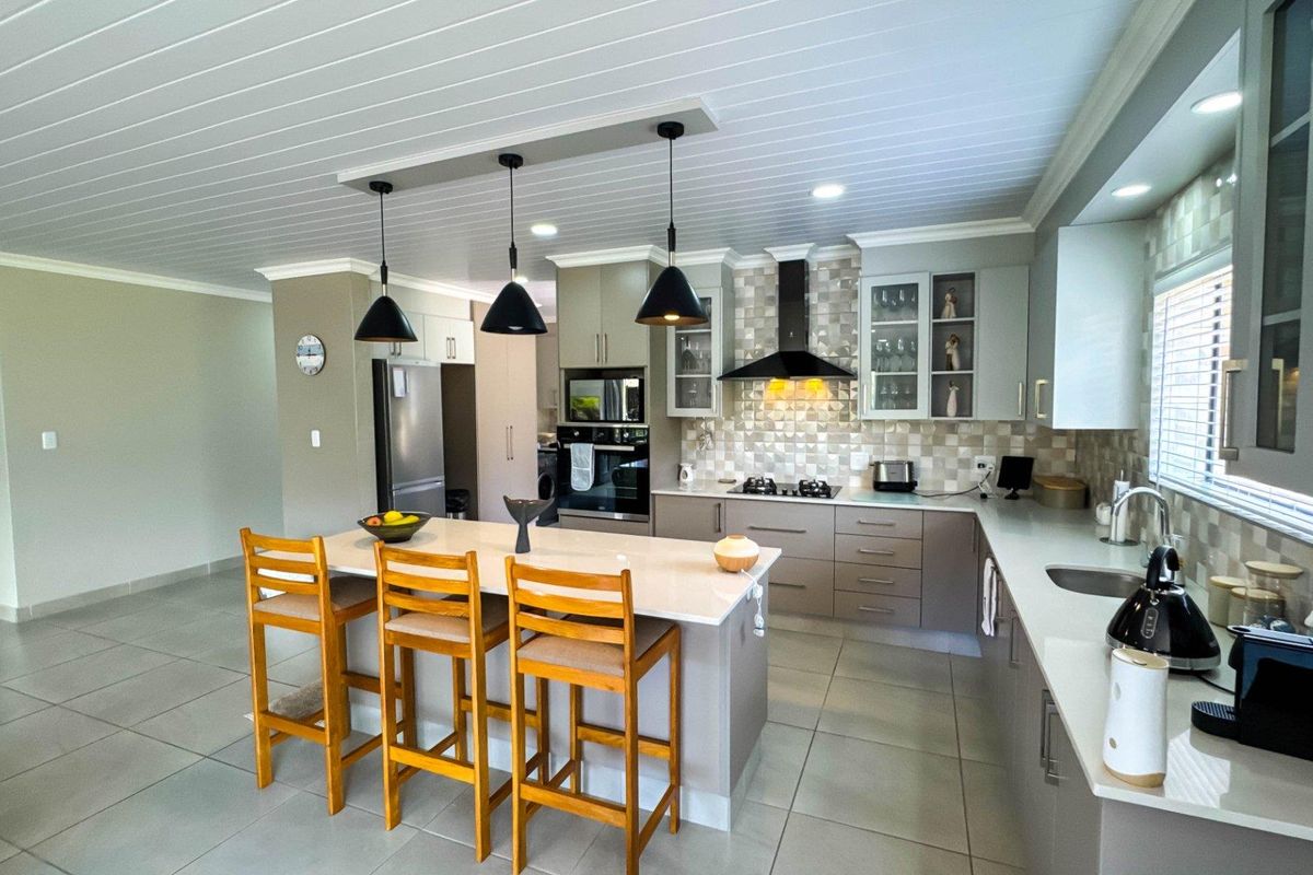 Coastal Living Redefined: Spacious Duet with Scenic Vistas! - Photo 3