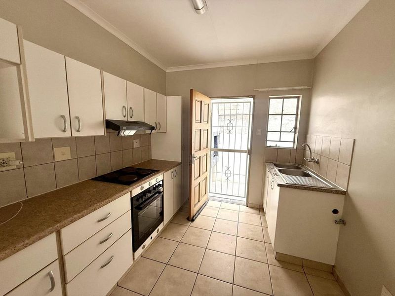 2 Bedroom Townhouse For Sale in Pionierspark Ext 1 - Photo 3