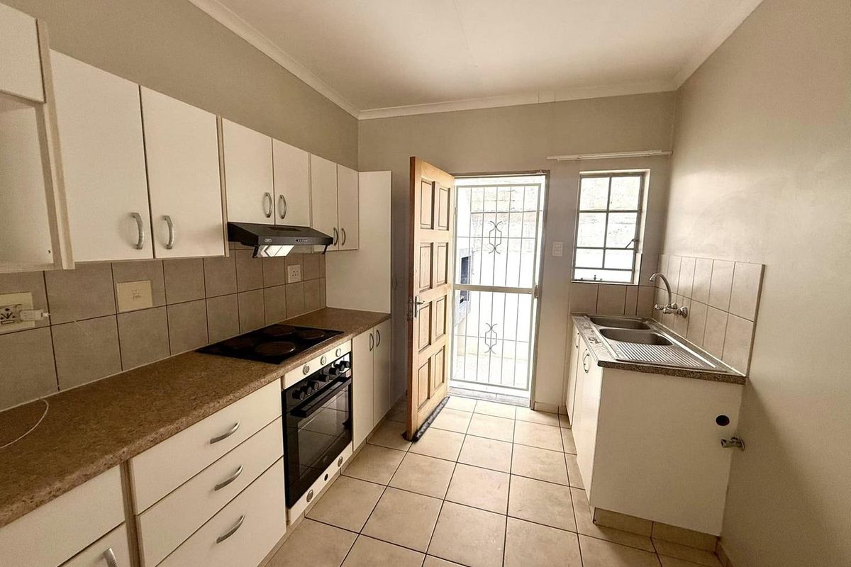 2 Bedroom Townhouse For Sale in Pionierspark Ext 1 - Photo 3