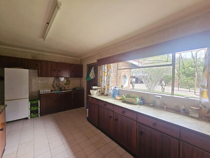 **Charming Facebrick Home with Income-Generating Flatlet** - Photo 7