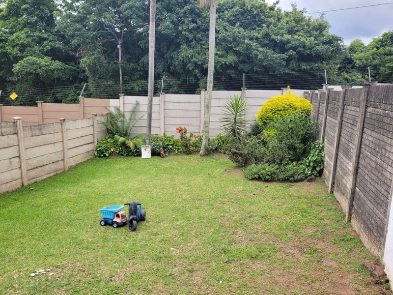 Comfortable Family Home with Communal Pool in Secure Escombe - Photo 10