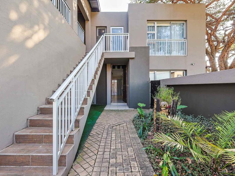 Stunning 4-Bedroom Family Home with Flatlet and Exceptional Entertainment Areas in Six Fountains Residential Estate - Photo 2