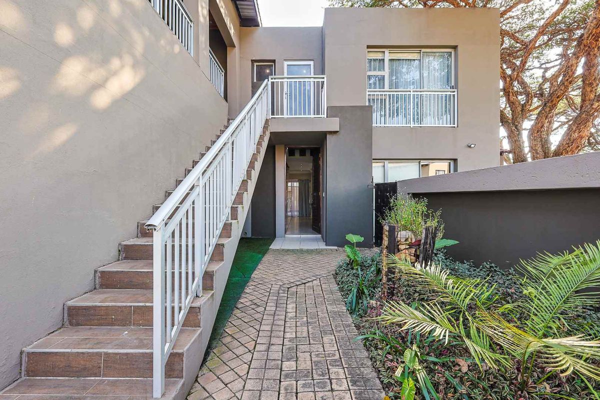 Stunning 4-Bedroom Family Home with Flatlet and Exceptional Entertainment Areas in Six Fountains Residential Estate - Photo 2