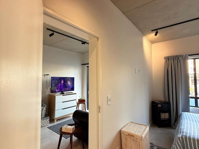 Ultra-Modern 2 Bedroom, 2 Bathroom Apartments in Waterkloof! - Photo 5