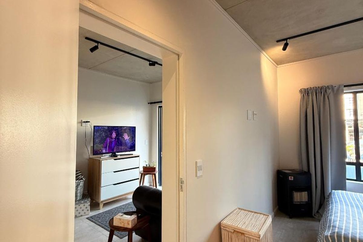 Ultra-Modern 2 Bedroom, 2 Bathroom Apartments in Waterkloof! - Photo 5