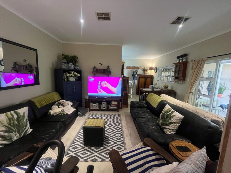 Versatile 5-Bedroom Family Home with Excellent Dual-Living Potential - Photo 5