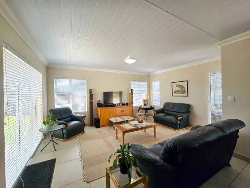 Neat family home for sale in Stilbaai-Wes. - Photo 5