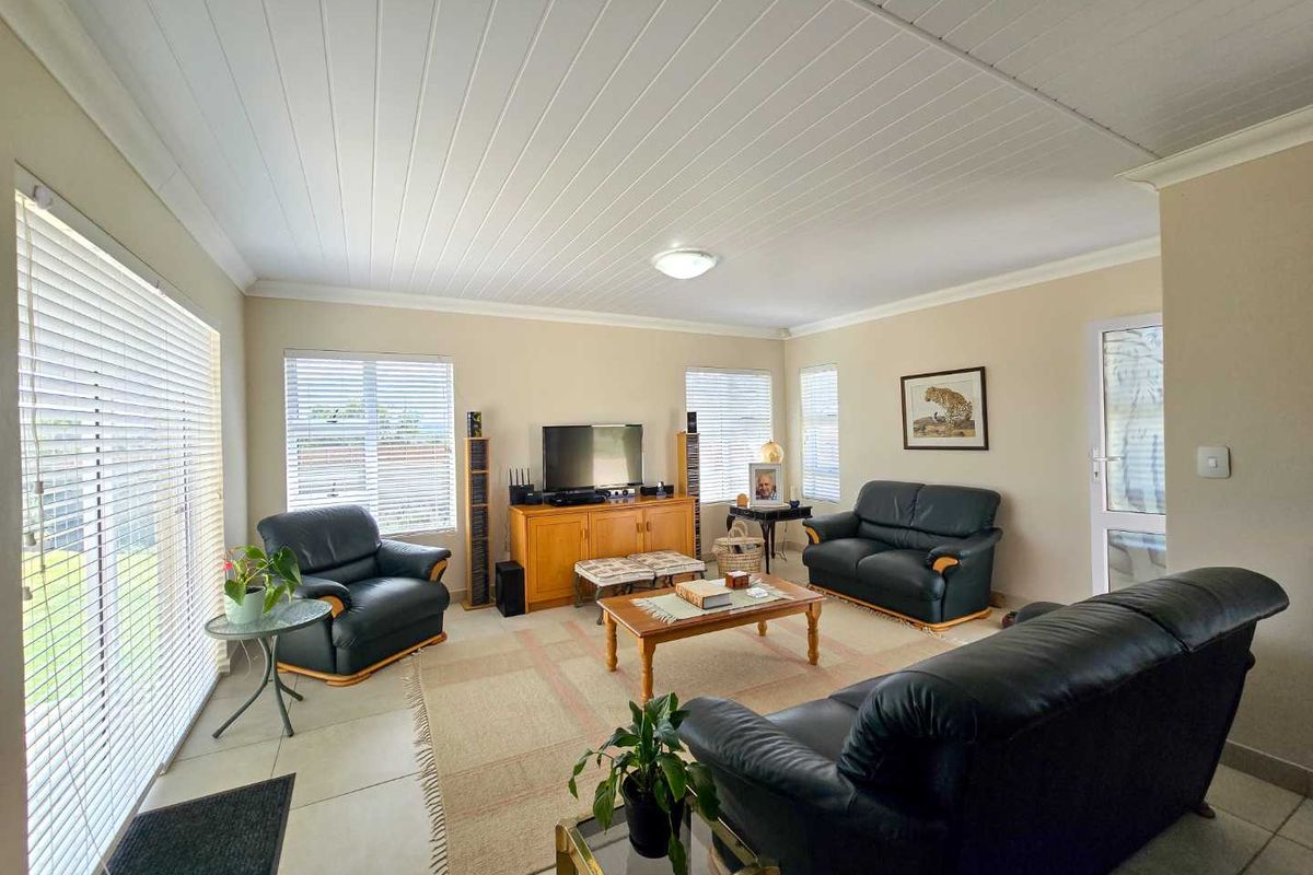 Neat family home for sale in Stilbaai-Wes. - Photo 5
