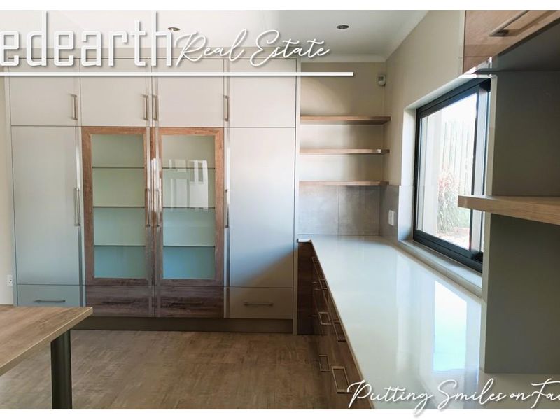 “A Newly Renovated Luxury Retreat in Prime Ludwigsdorf” - Photo 8