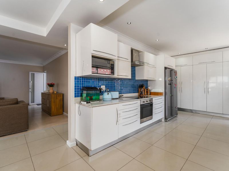 Stylish Family Home Featuring Master Suite, Pool, and Open-Plan Living - Photo 7