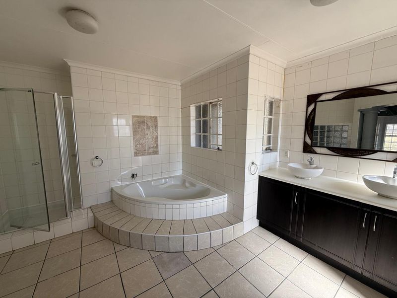Spacious 4-Bedroom Family Home to rent in tranquil Rynfield AH - Photo 8