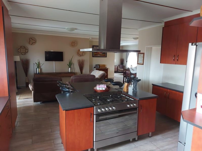 Modern Family House For Sale - Oshakati Ext. 16 - Photo 3