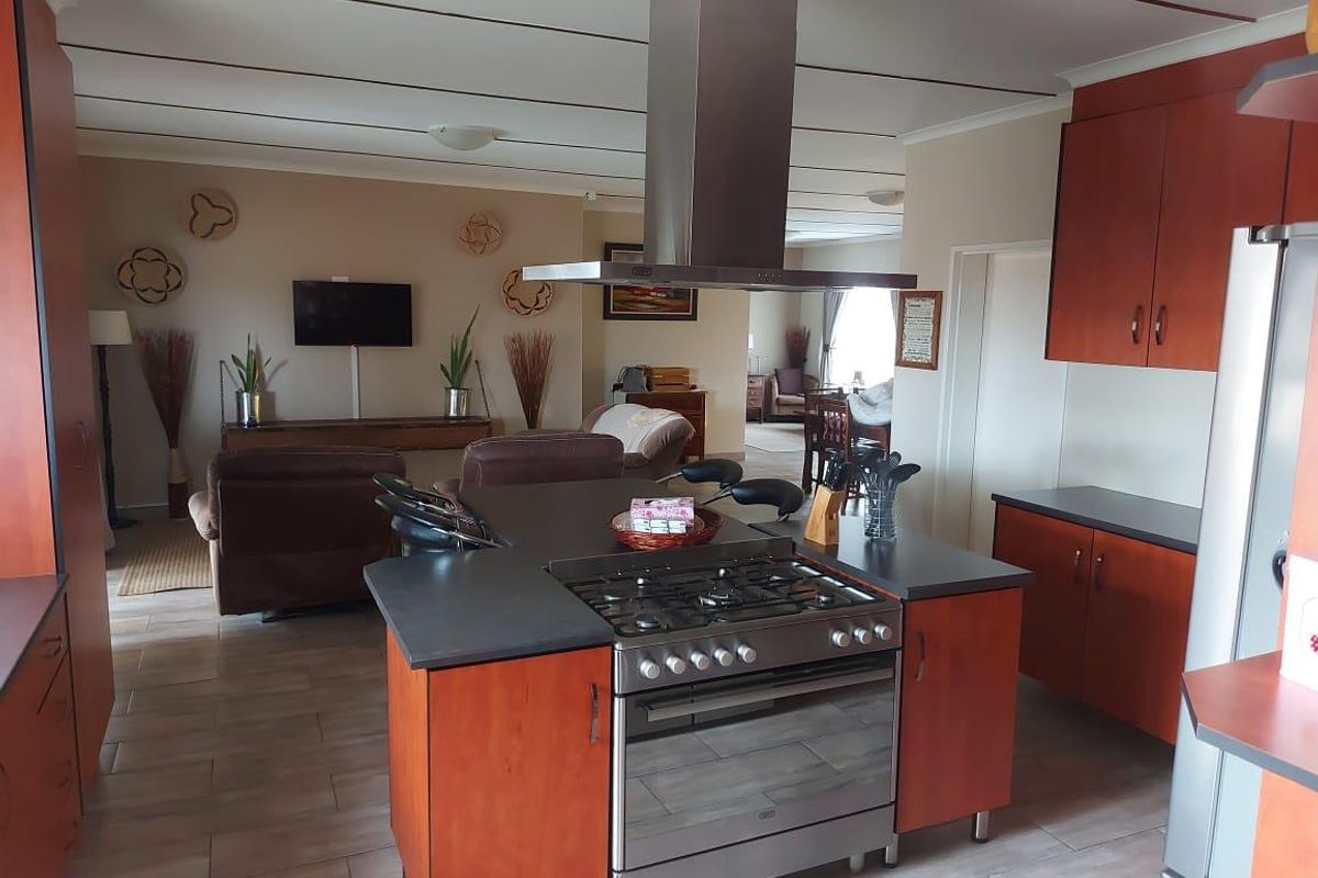 Modern Family House For Sale - Oshakati Ext. 16 - Photo 3