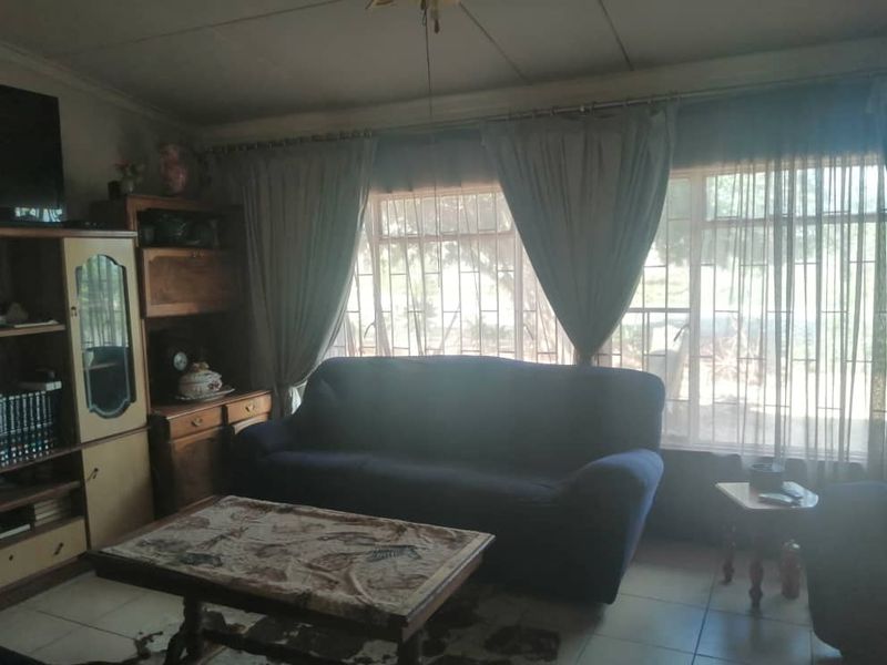 FOR SALE- 4 BEDROOM HOUSE IN OUTJO, NAMIBIA - Photo 3