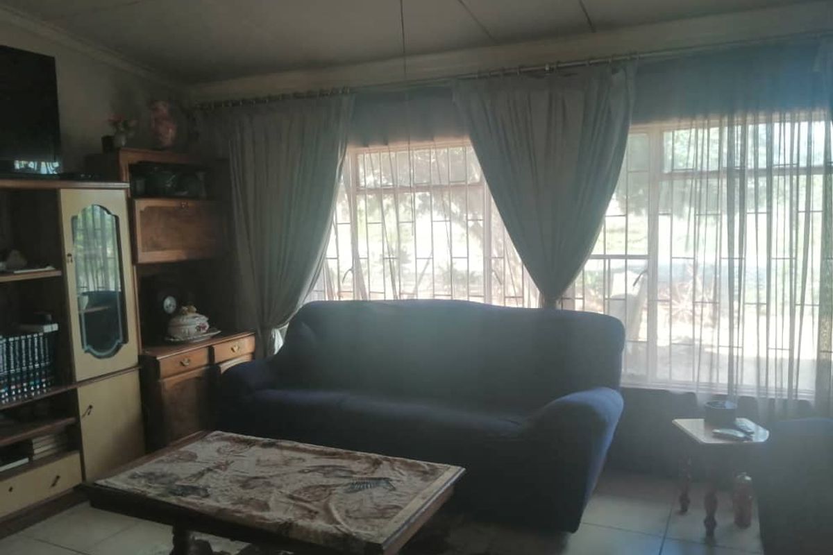 FOR SALE- 4 BEDROOM HOUSE IN OUTJO, NAMIBIA - Photo 3