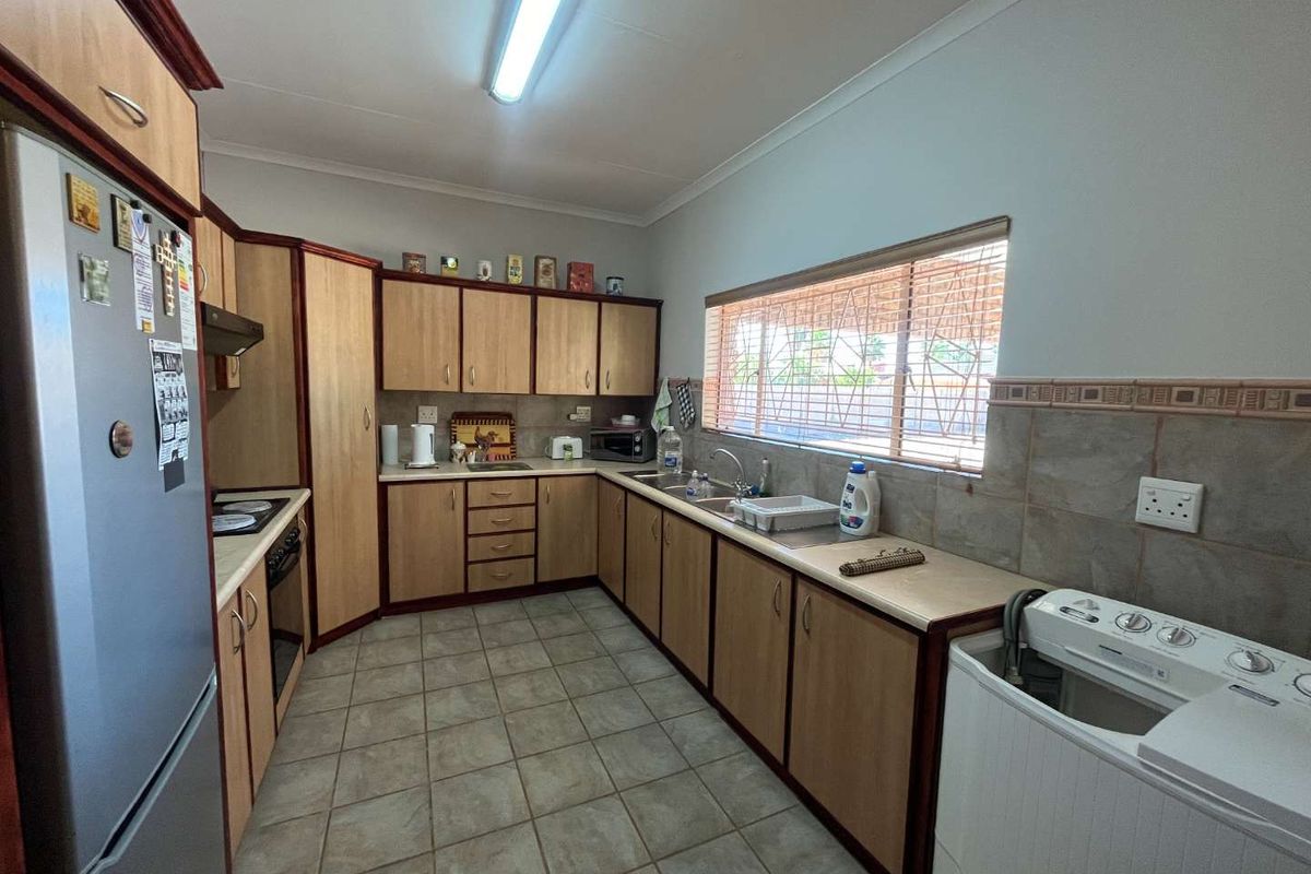 Beautiful Low-Maintenance Family Home in Sought-After Keidebees - Photo 2