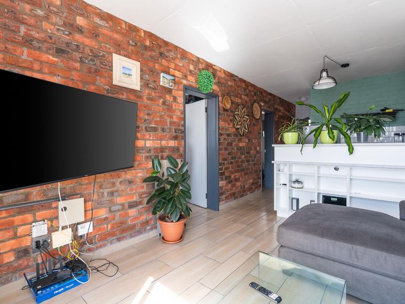 Delightful 2-Bedroom Apartment For Sale In Palm Springs - Photo 6