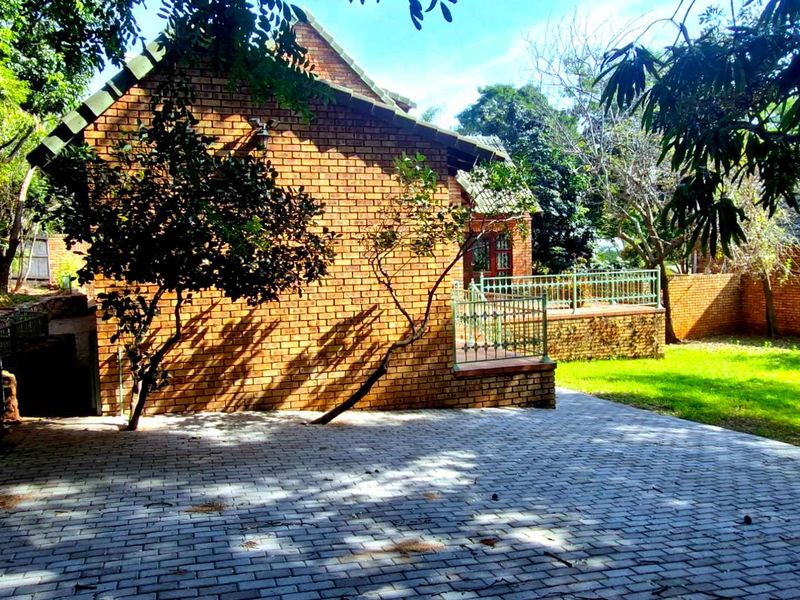 SPACIOUS FAMILY TOWNHOUSE IN A LEAFY, PEACEFUL SETTING - Photo 2