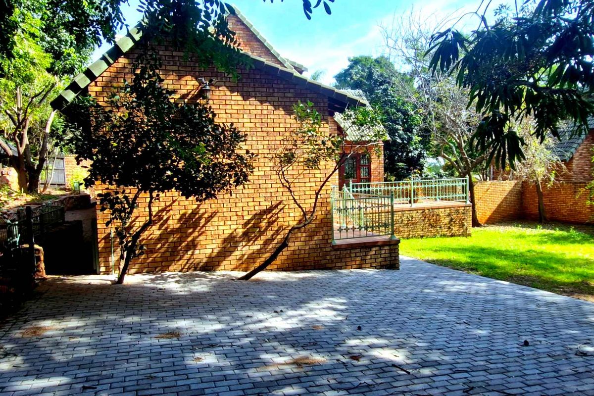 SPACIOUS FAMILY TOWNHOUSE IN A LEAFY, PEACEFUL SETTING - Photo 2