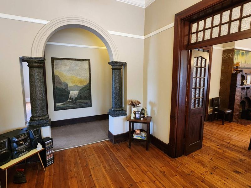 Epitome of Grace and Grandeur - Photo 3