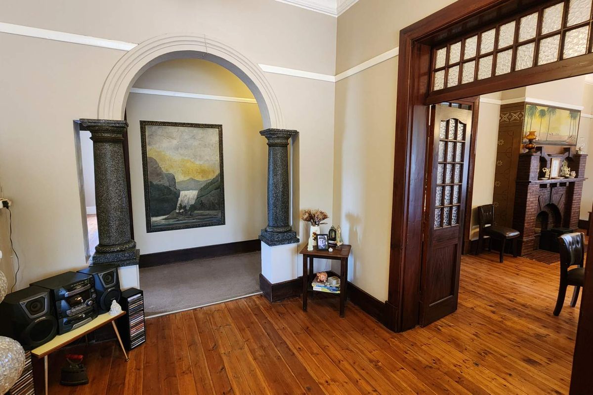 Epitome of Grace and Grandeur - Photo 3