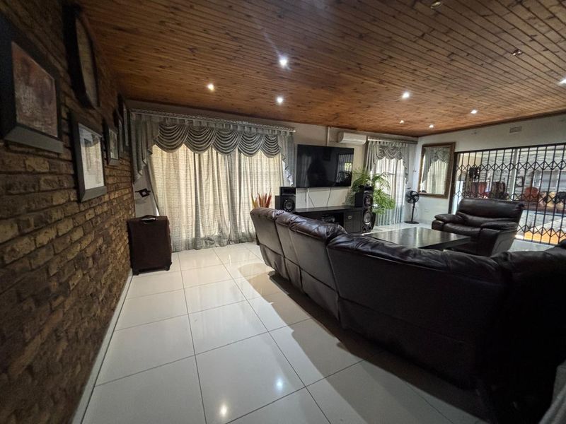 4 Bedroom House for sale in Oakdene - Photo 8