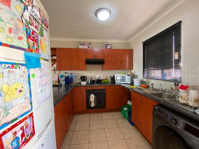 Spacious 3-bedroom apartment situated in Carlswald Manor the heart of Midrand. - Photo 4
