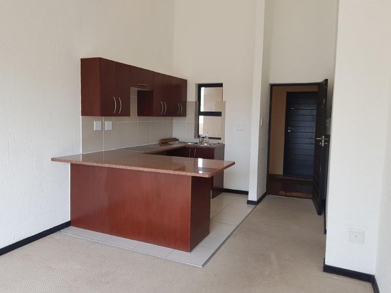 Sunny Double-Volume Apartment in a Prestigious Golf Estate - Photo 3