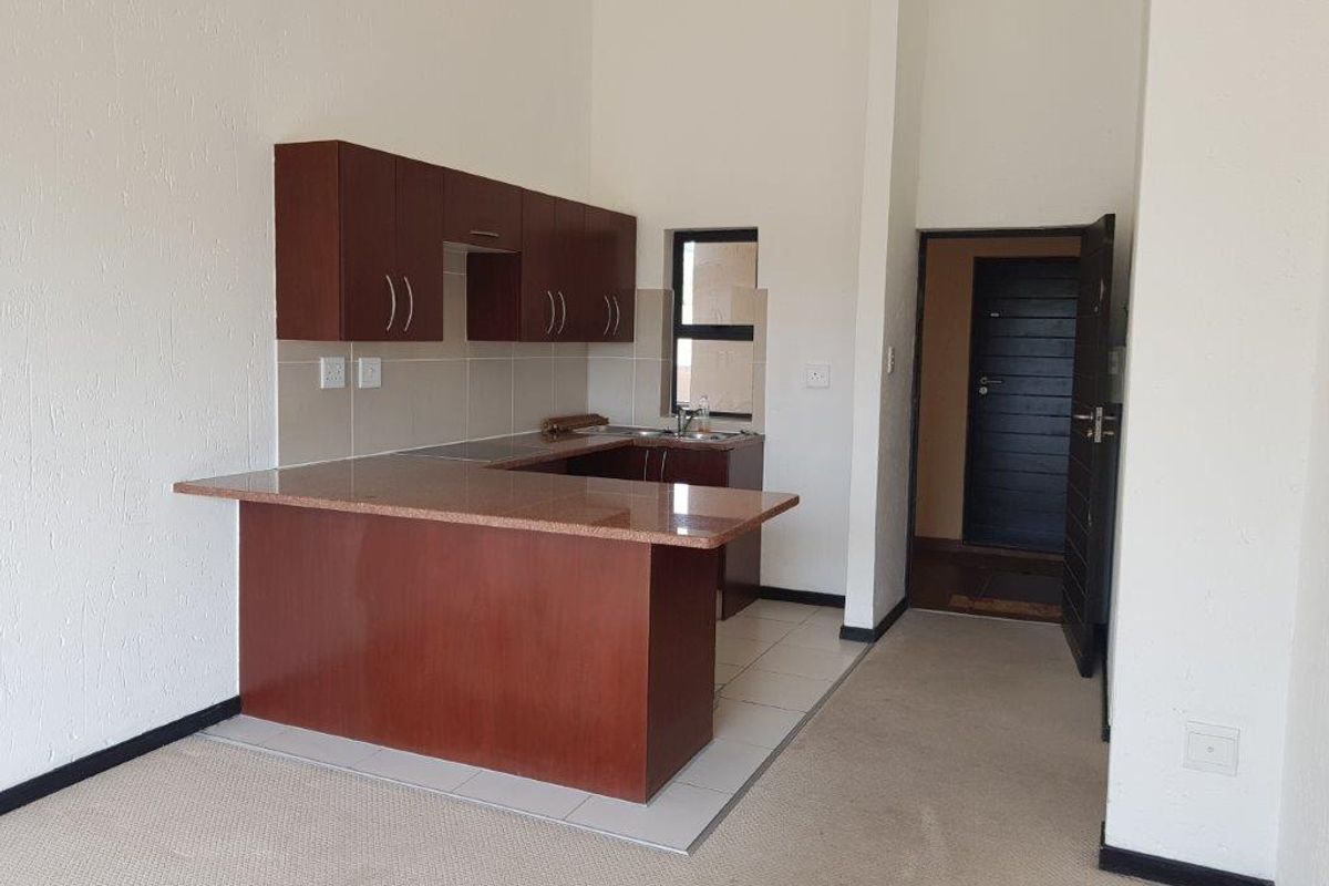 Sunny Double-Volume Apartment in a Prestigious Golf Estate - Photo 3