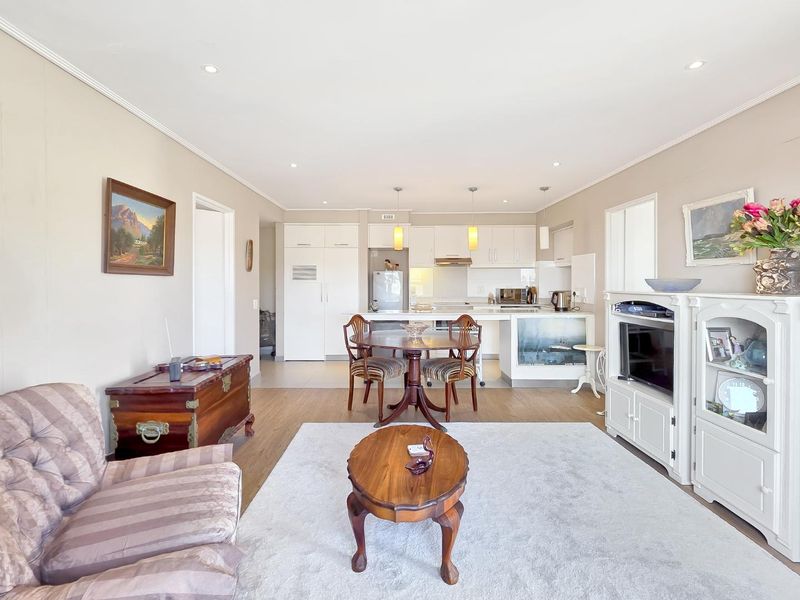 Beautiful Two Bed Apartment with Panoramic Mountain views - Photo 8