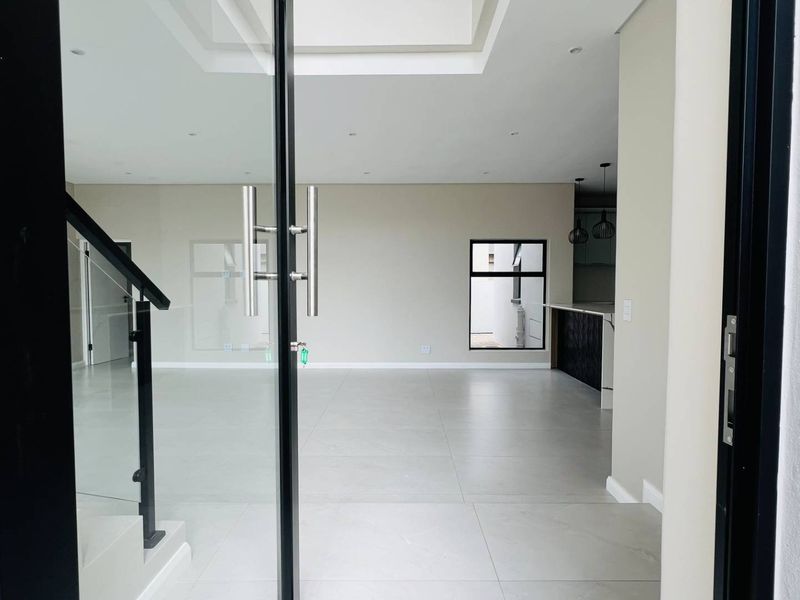 Modern 4 Bedroom Luxury Home in FountainBrook for Sale - Photo 8