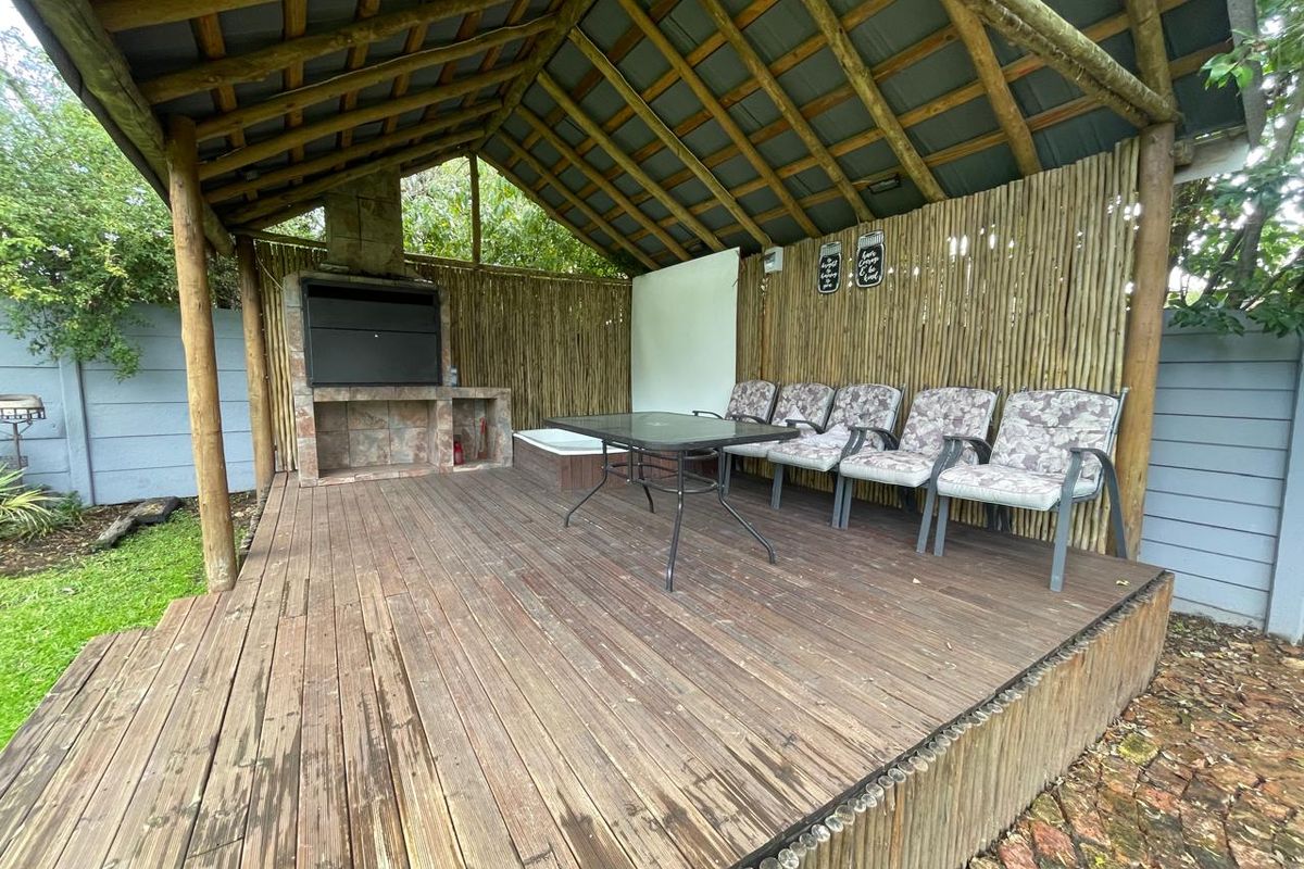 Charming Family Home with Garden Cottage and Jacuzzi - Photo 5