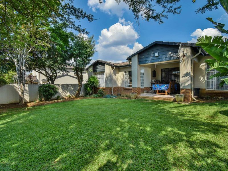 Three bedroom simplex in security complex - Moreleta Park - Photo 2