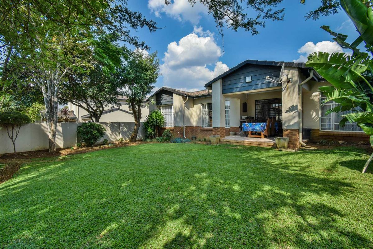 Three bedroom simplex in security complex - Moreleta Park - Photo 2