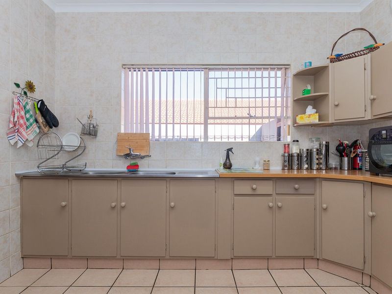 Spacious 3-Bedroom Townhouse with Entertainment Area in Norkem Park - Photo 10