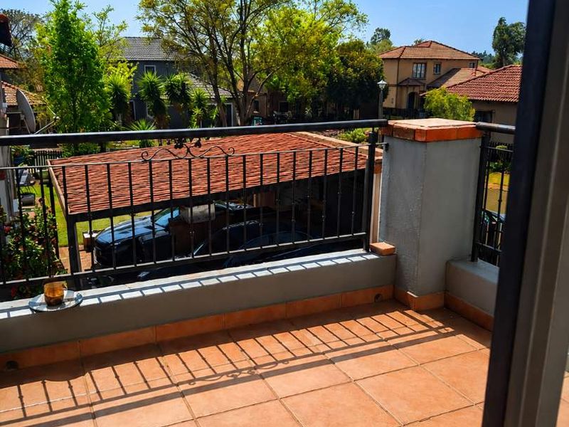 Elegant 3-Bedroom Family Home with Balcony & Garden - Photo 9