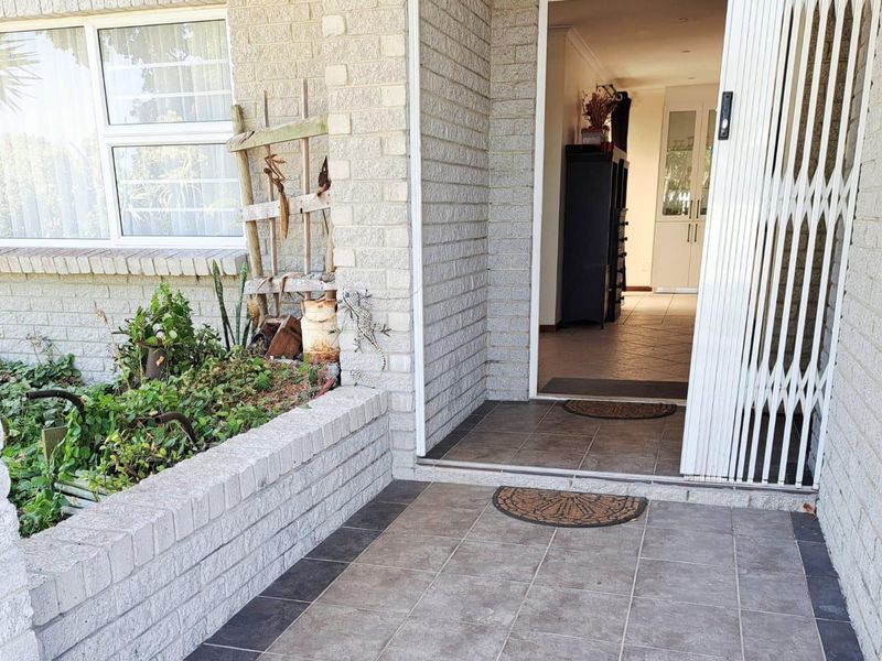 Spacious Coastal Home With Sea Views And Excellent Investment Potential - Photo 5