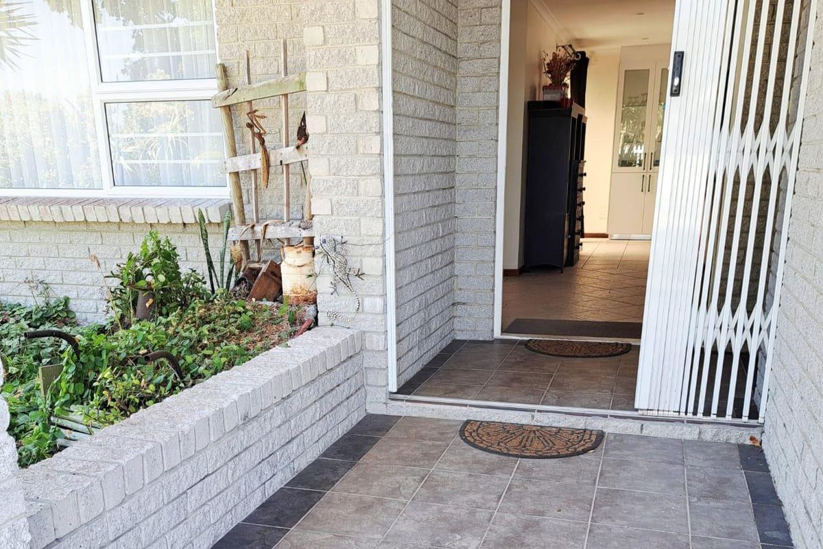 Spacious Coastal Home With Sea Views And Excellent Investment Potential - Photo 5