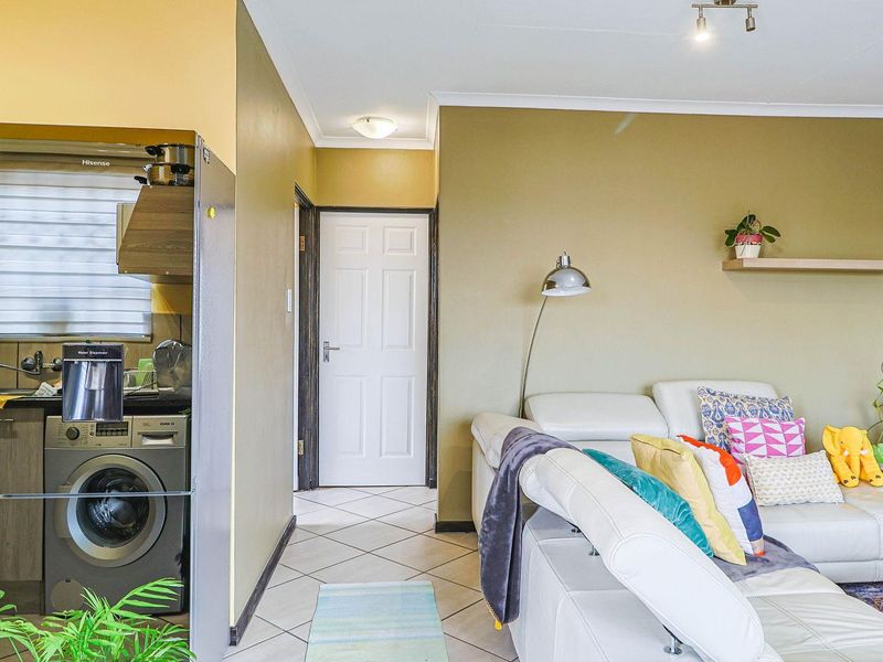 Modern 2-Bedroom Apartment in Secure Estate - Photo 3