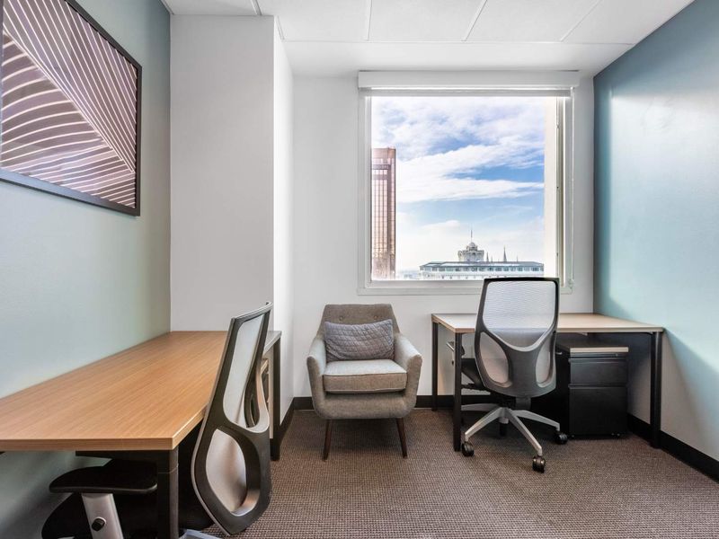 Fully serviced private office space for you and your team in Regus Club Place - Photo 2