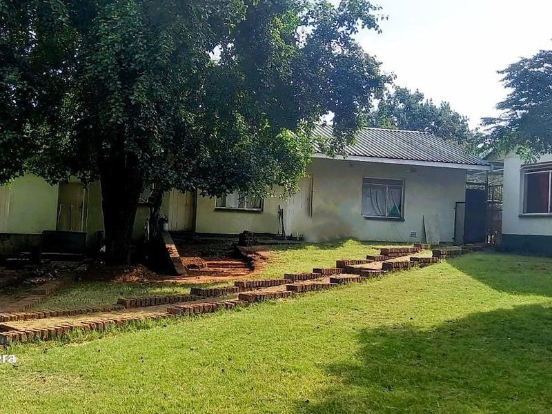 Small holding with lock up storage 3 bedroom house 2 flatlets - Photo 10